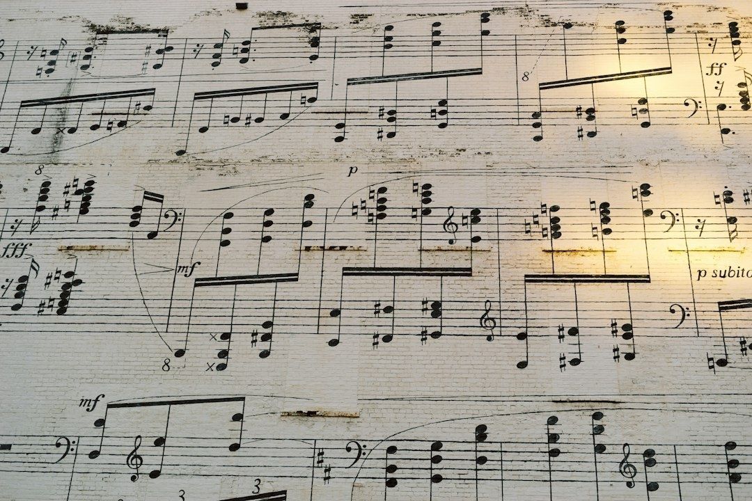 Close-up van een oud meerstemmig muziekmanuscript met noten
